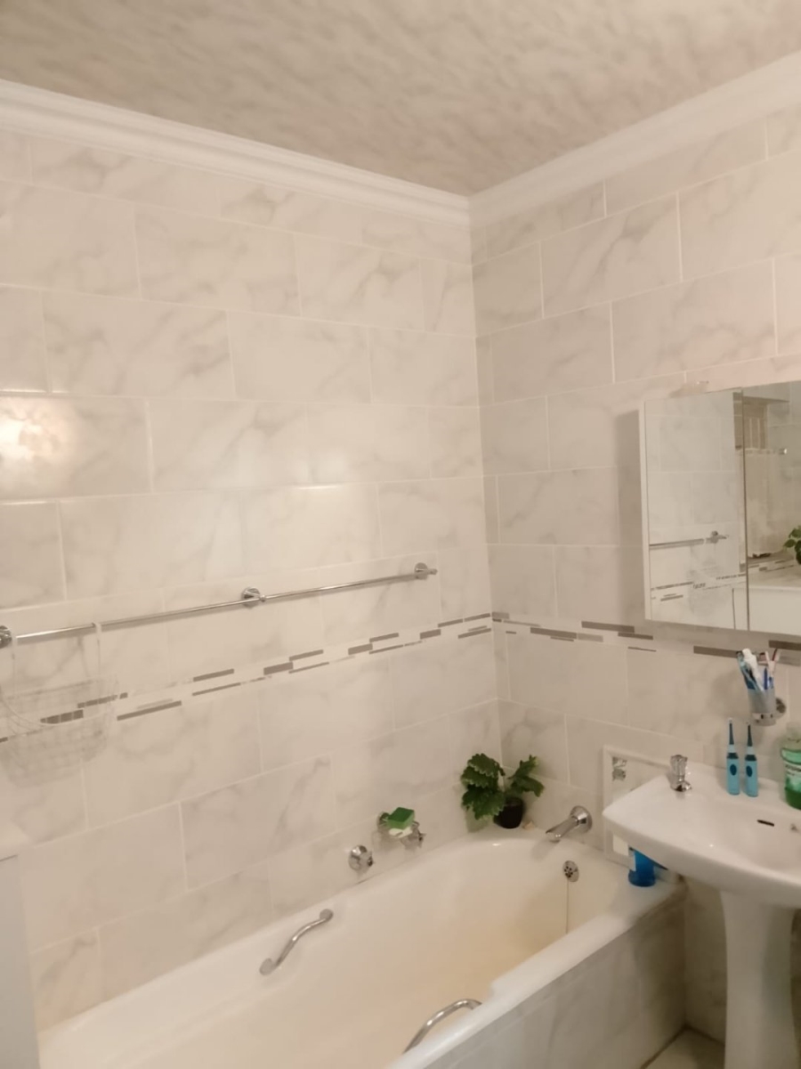 5 Bedroom Property for Sale in Lourenspark North West